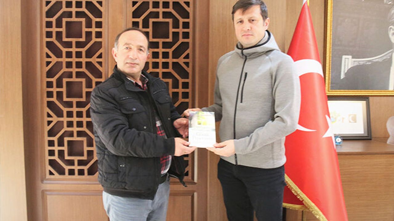 Gazeteci Yazar Asim Yavuz, Başkan Akay’a kitabını hediye etti