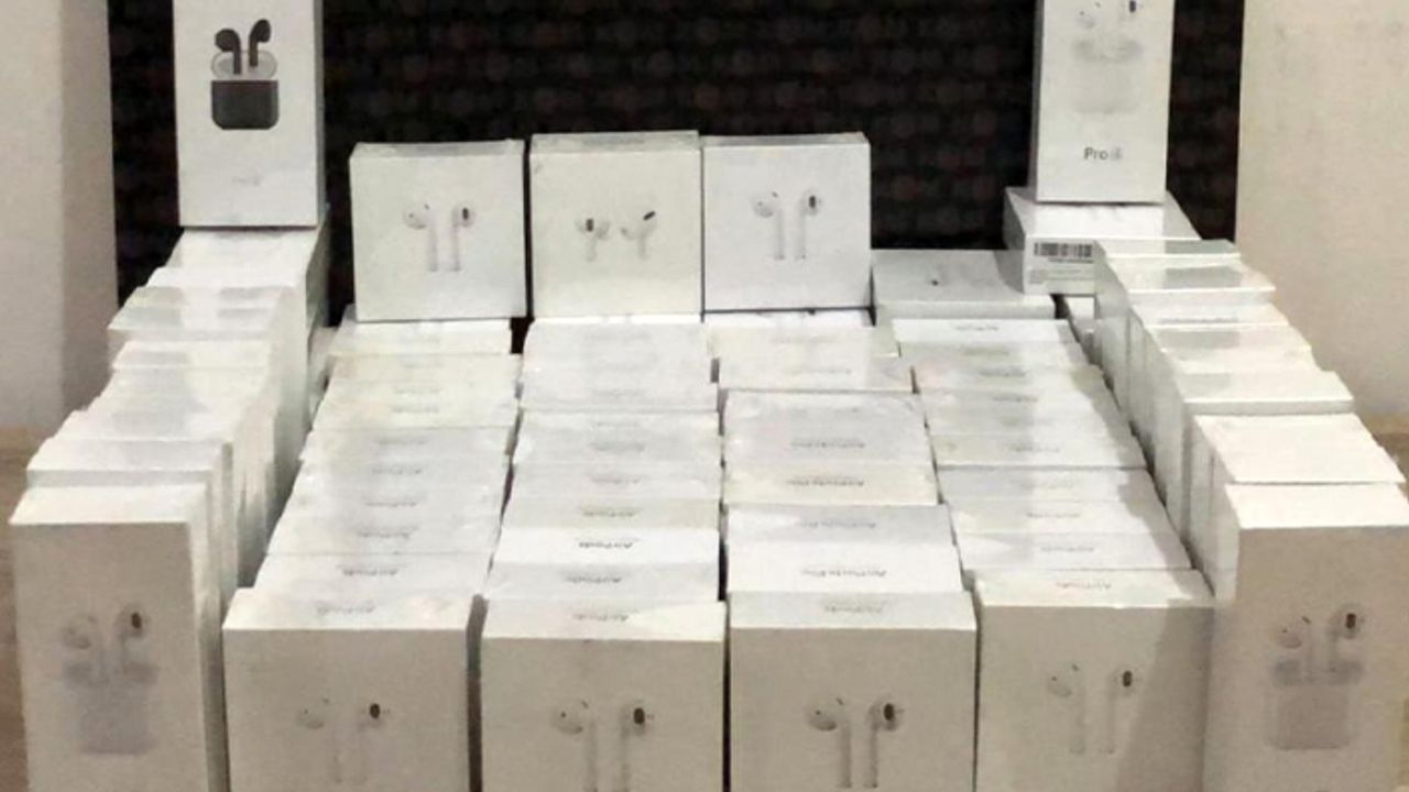 Şüpheli araçtan 80 adet kaçak kulaklık çıktı