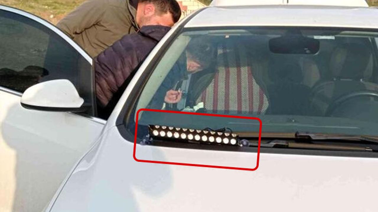 Polisin dur ihtarına uymayan arabada polis çakarı ve kesici aletler bulundu