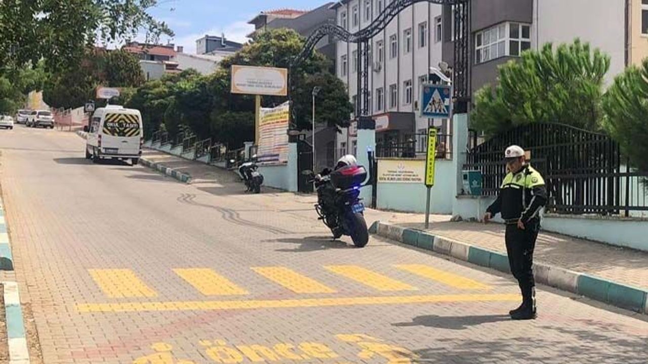 Okullar çevresinde yaya geçidi çizgileri yenileniyor