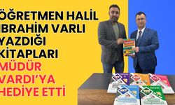 Öğretmen Halil İbrahim Varlı, yazdığı kitapları Müdür Vardı’ya hediye etti