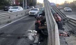 Bariyerlere saplanan otomobilin sürücüsü kazadan yara almadan kurtuldu