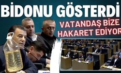 Başkan Çetin, su dolu bidonu gösterdi: Vatandaş bize hakaret ediyor