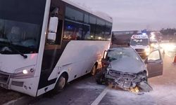 Karşı şeriden geçen otomobille işçi servisi çarpıştı: 1 ölü, 10 yaralı