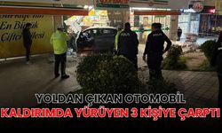 Yoldan çıkan otomobil kaldırımda yürüyen 3 kişiye çarptı