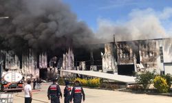 Kauçuk fabrikasında çıkan yangına itfaiye ekipleri müdahale ediyor