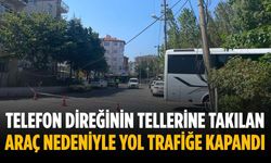 Telefon direğinin tellerine takılan araç nedeniyle yol trafiğe kapandı
