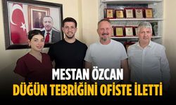 Mestan Özcan düğün tebriğini ofiste iletti