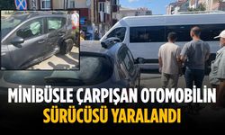 Minibüsle çarpışan otomobilin sürücüsü yaralandı