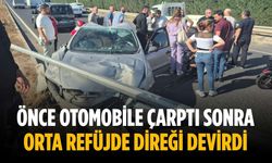 Önce otomobile çarptı sonra orta refüjde direği devirdi