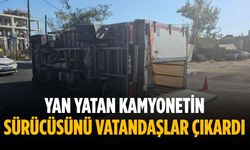 Yan yatan kamyonetin sürücüsünü vatandaşlar çıkardı