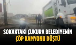 Sokaktaki çukura belediyenin çöp kamyonu düştü