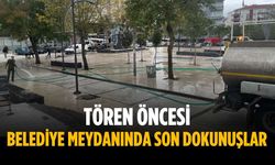 Tören öncesi belediye meydanında son dokunuşlar
