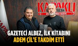 Gazeteci Albez, ilk kitabını Adem Çil’e takdim etti