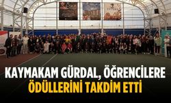 Kaymakam Gürdal, öğrencilere ödüllerini takdim etti