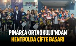 Pınarça Ortaokulu’ndan hentbolda çifte başarı