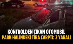 Kontrolden çıkan otomobil park halindeki tıra çarptı: 2 yaralı