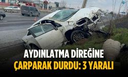 Aydınlatma direğine çarparak durdu: 3 yaralı