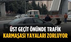 Üst geçit önünde trafik karmaşası yayaları zorluyor