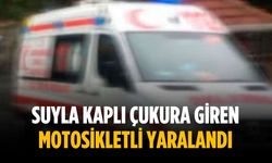 Suyla kaplı çukura giren motosikletli yaralandı