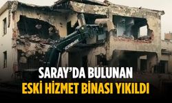 Saray’da bulunan eski hizmet binası yıkıldı