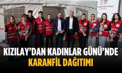 Kızılay’dan Kadınlar Günü’nde karanfil dağıtımı