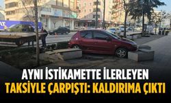 Aynı istikamette ilerleyen taksiyle çarpıştı: Kaldırıma çıktı