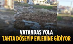 Vatandaş yola tahta döşeyip evlerine gidiyor