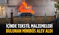 İçinde tekstil malzemeleri bulunan minibüs alev aldı