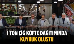 1 ton çiğ köfte dağıtımında kuyruk oluştu