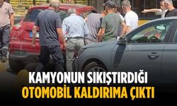 Kamyonun sıkıştırdığı otomobil kaldırıma çıktı