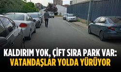 Kaldırım yok, çift sıra park var: Vatandaşlar yolda yürüyor
