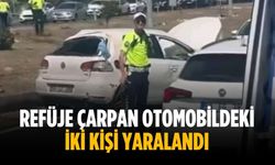 Refüje çarpan otomobildeki iki kişi yaralandı