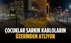 Çocuklar sarkık kabloların üzerinden atlıyor