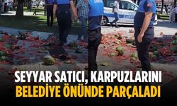 Seyyar satıcı, karpuzlarını belediye önünde parçaladı
