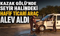 Kazak Gölü'nde seyir halindeki hafif ticari araç alev aldı