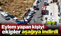 Eylem yapan kişiyi ekipler aşağıya indirdi