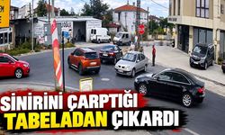 Sinirini çarptığı tabeladan çıkardı