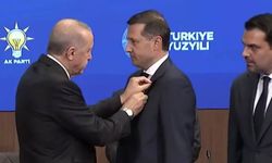 Vahap Akay AK Parti’ye katıldı: Rozetini Erdoğan taktı