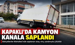 Kapaklı’da altyapı kanalına saplanan kamyon vinçle kurtarıldı