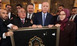 Erdoğan’a Kâbe örtüsü Kisve-i Şerif’i takdim edildi