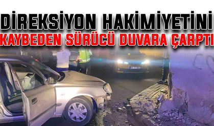 Direksiyon hakimiyetini kaybeden sürücü duvara çarptı