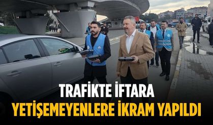 Trafikte iftara yetişemeyenlere ikram yapıldı