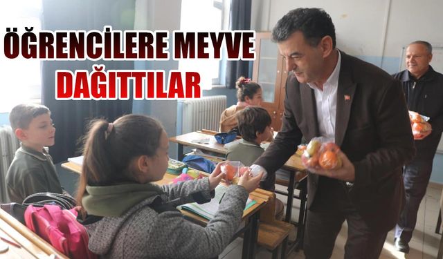 Yerli Malı Haftası'nda öğrencilere meyve dağıttılar