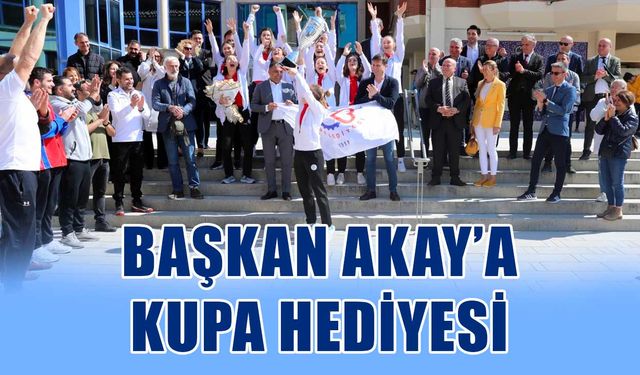 Başkan Akay’a kupa hediyesi