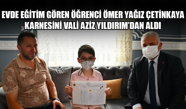 Evde eğitim gören öğrenci Ömer Yağız Çetinkaya karnesini Vali Aziz Yıldırım’dan aldı