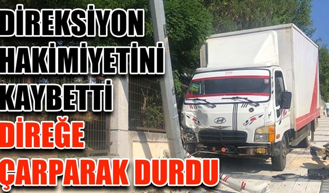 Direksiyon hakimiyetini kaybetti, direğe çarparak durdu