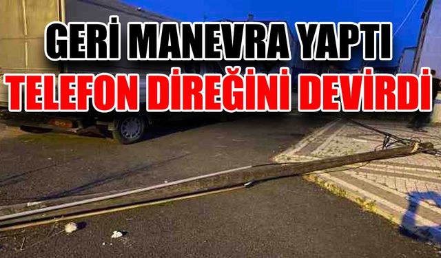 Geri manevra yaptı, telefon direğini devirdi