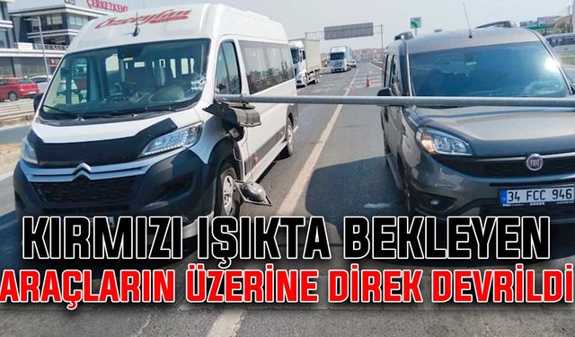 Kırmızı ışıkta bekleyen araçların üstüne direk devrildi