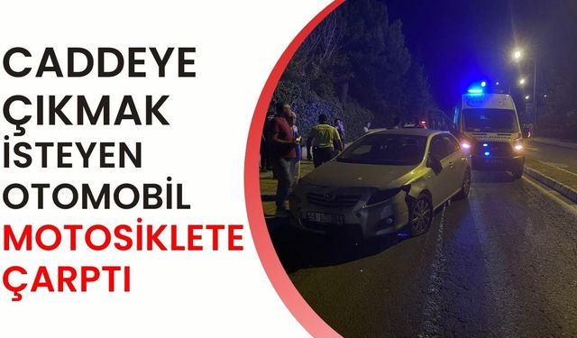 Caddeye çıkmak isteyen otomobil motosiklete çarptı